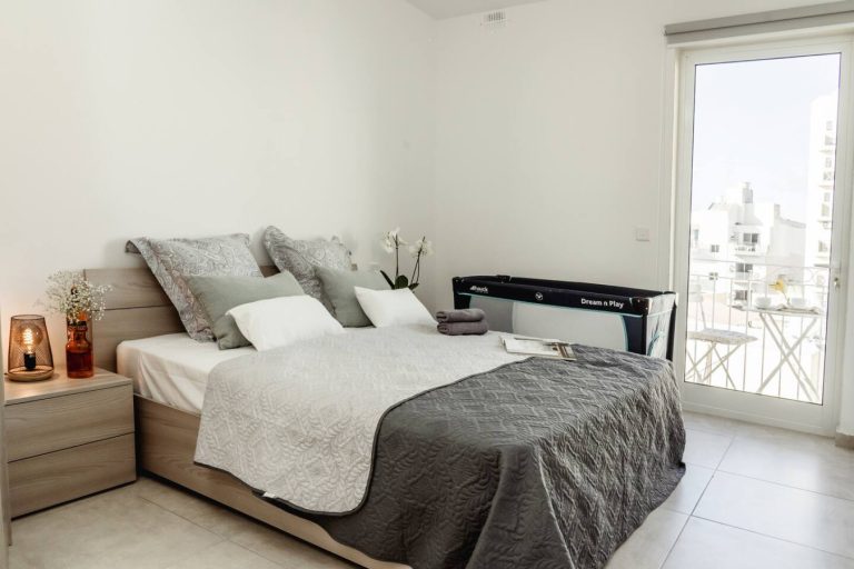 2-Bed Sliema Apt – Walk to Beaches & Valletta Main Image