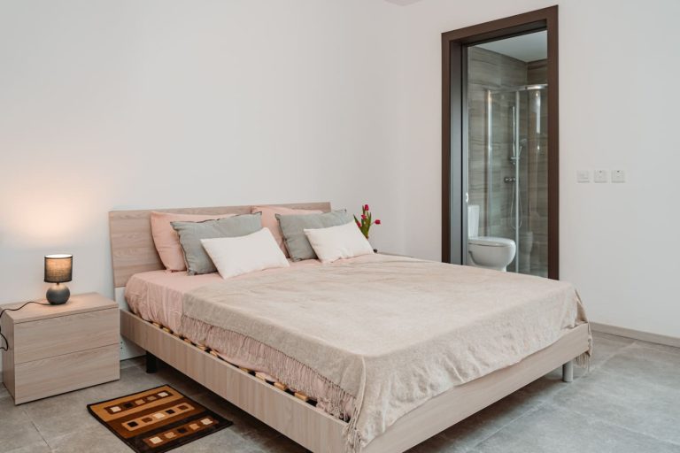 Beautiful 2BDR Apartment + GREAT Location! Main Image