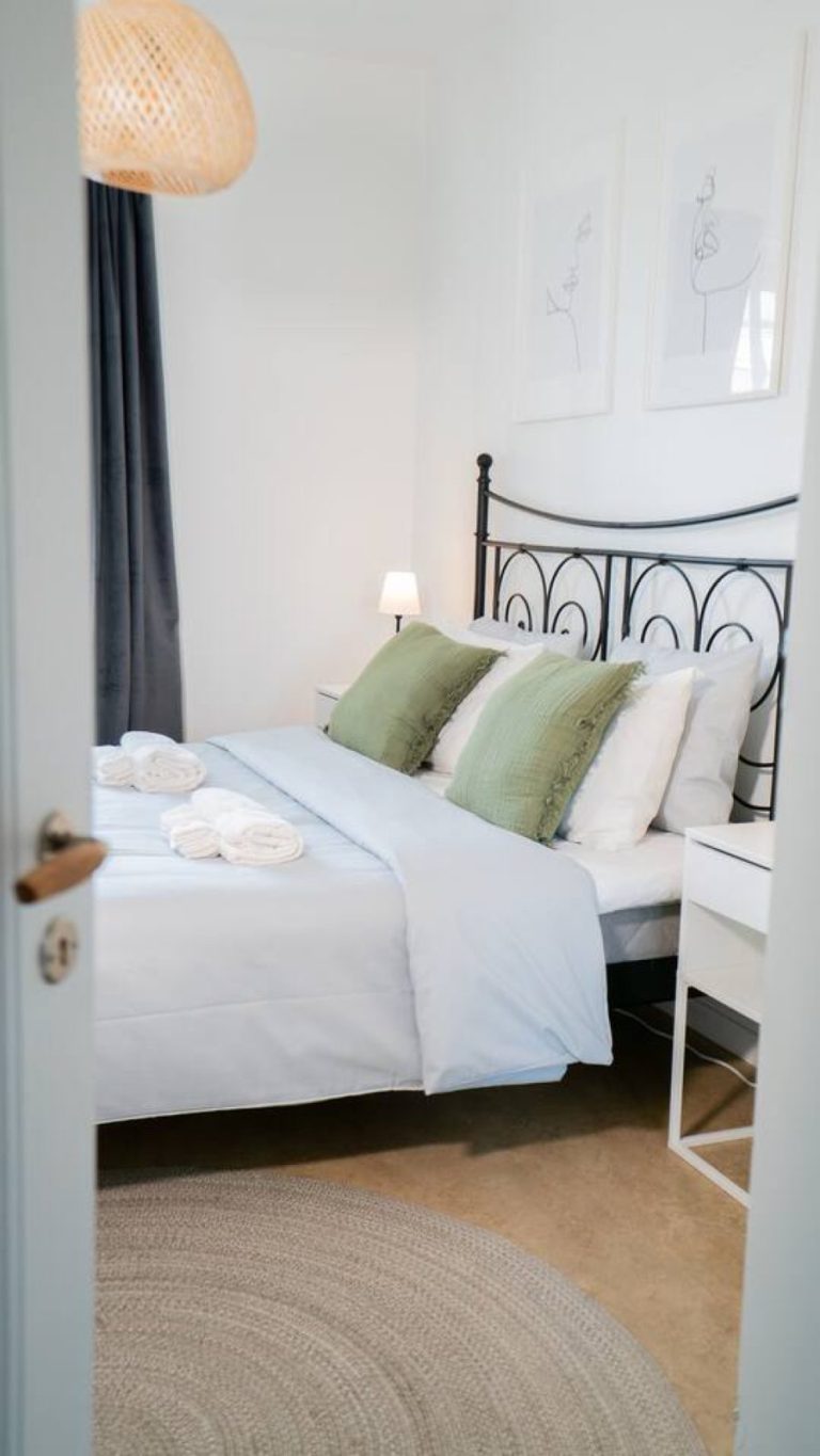 Chic 1BR | City center | Sleeps 4 | Beyond Stay Main Image