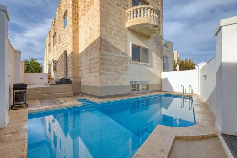 Luxury Villa with Pool, front of Beach & Waterpark Main Image