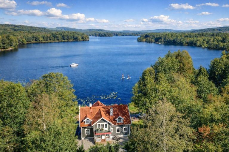 Luxury Lakefront House by Gothenburg Main Image