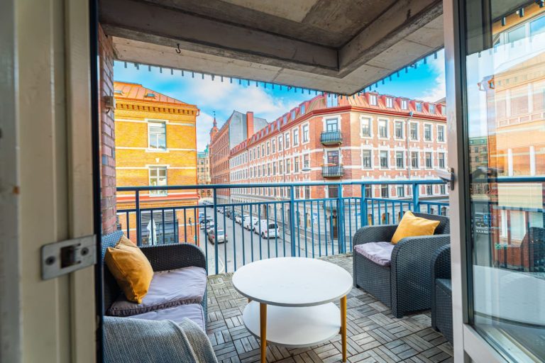 Chic 1BR w/ Balcony in Gothenburg | Prime Location Main Image
