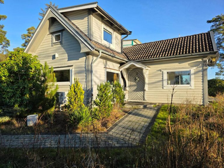 Unique Lakeview Home For Workers & Families Main Image